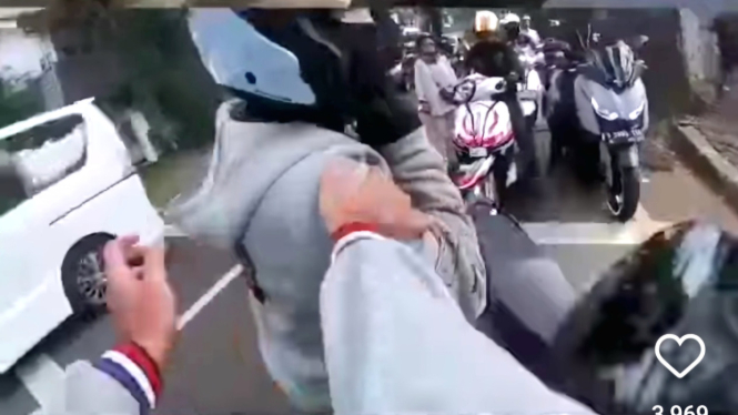 Viral Konvoi Motor Penuhi Jalan Hingga Pecah Keributan dengan Warga 