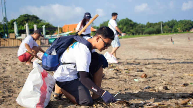 Aksi #ClearedForCleanup di Pantai Jerman yang dilakukan FL Tehnics Indonesia atasi lonjakan sampah di Bali