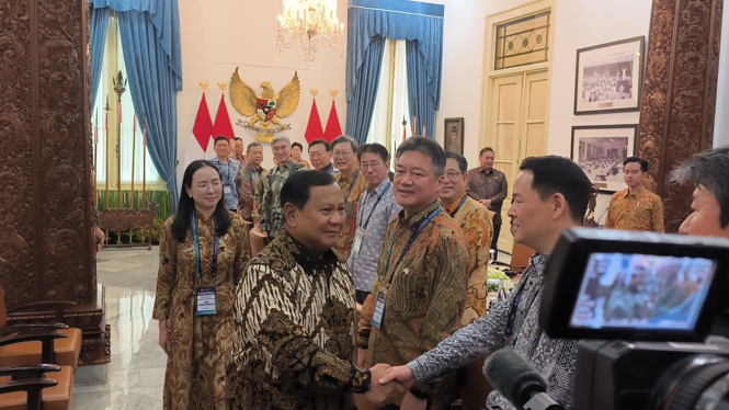Presiden RI Prabowo Subianto menyalami perwakilan dari Federation of Korean Industries yang hadir dalam pertemuan di Istana Merdeka, Jakarta Pusat, Senin, 28 April 2025