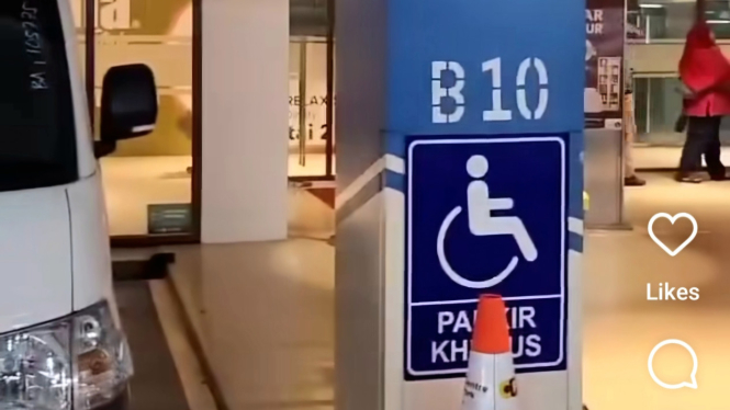 Mobil parkir di area disabilitas