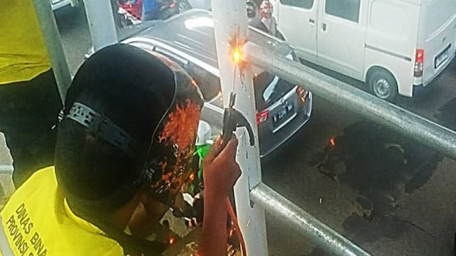 Perbaikan JPO di Cakung Jaktim (Dok. Instagram@binamargadki)