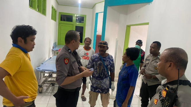 Polisi saat evakuasi korban bom di Jayapura