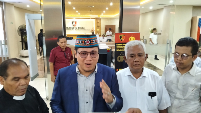 Pendeta Gideon (rambut putih), dan pengacaranya Roni (pakai peci)