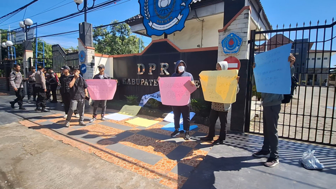 Demo di depan Gedung DPRD Brebes