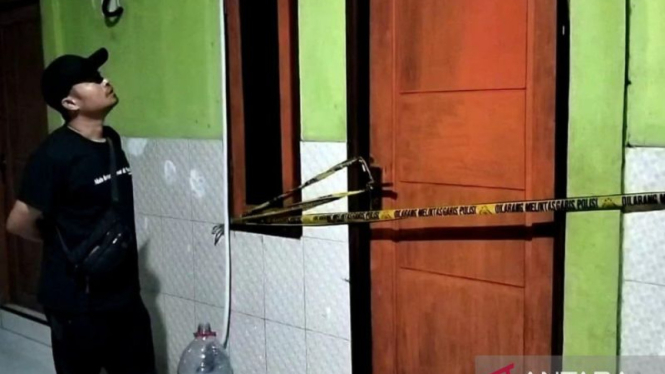 Garis polisi terpasang di area penginapan Bekasi tempat wanita ditemukan tewas