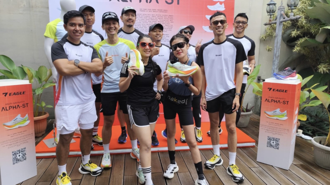 Para pelari pakai sepatu running Eagle.