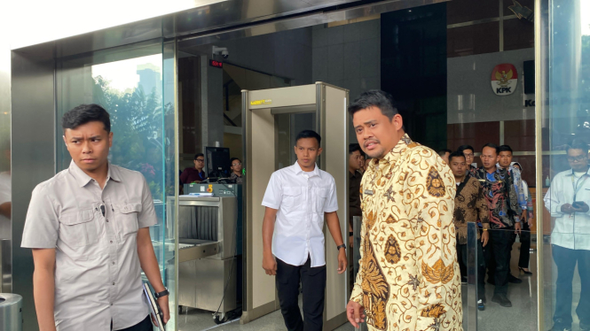 Gubernur Sumut Bobby Nasution di KPK usai melakukan koordinasi pencegahan antikorupsi pada Senin 28 April 2025.