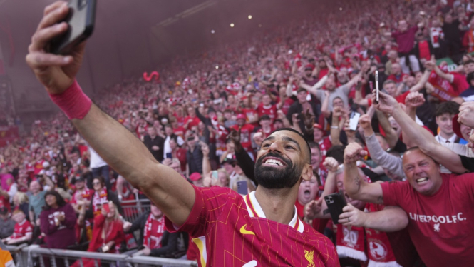 Pemain Liverpool, Mohamed Salah rayakan juara Premier League 2024/25