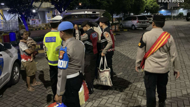 Polres Pelabuhan Tanjung Priok membantu keluarga yang terlantar