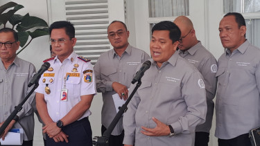 Ketua DTKJ Haris Muhammadun dan Kadishub Jakarta Syafrin Liputo usai audiensi dengan Gubernur Jakarta Pramono Anung 