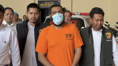 Seorang pria berinisial S (31), berprofesi sebagai pengacara dan berdomisili di Kebon Nanas, Jatinegara, Jakarta Timur, diamankan aparat kepolisian setelah ditemukan membawa senjata api tanpa izin resmi.