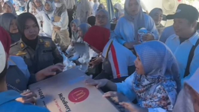 Jemaah Berebut McDonald's Gratis di Acara Haul