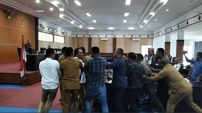 Keributan Marsel Ahang dan Kepala Taman Nasional Komodo Hendrikus Rani Siga