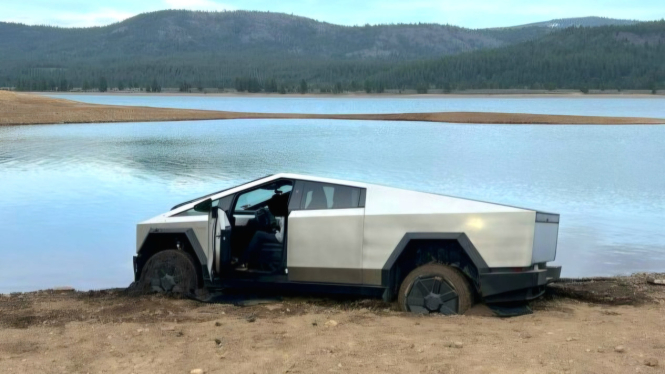 Tesla Cybertruck terjebak