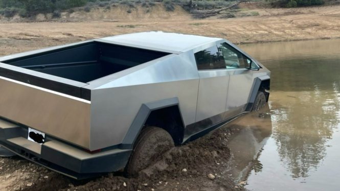 Tesla Cybertruck terjebak