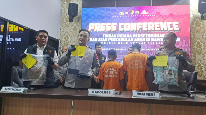 Kapolres HSS, AKBP Muhammad Yakin Rusdi, saat menunjukkan barang bukti kasus asusila terhadap anak berstatus pelajar SD - Foto Dok Istimewa