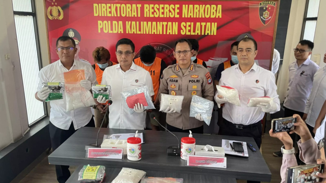 Direktur Reserse Narkoba Polda Kalsel, Kombes Pol Kelana Jaya, saat menunjukkan barang bukti narkoba yang berhasil disita dari jaringan Fredy Pratama - Foto Dok Istimewa