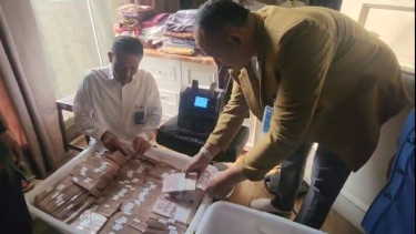 Kejaksaan Agung menemukan tumpukan uang dolar Singapura di kediaman Zarof Ricar (dok. kejagung)