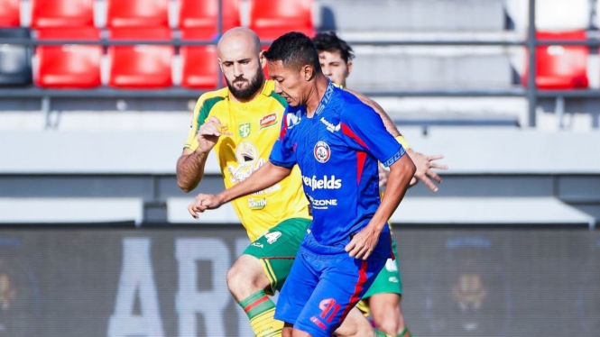 Laga Arema FC melawan Persebaya. 