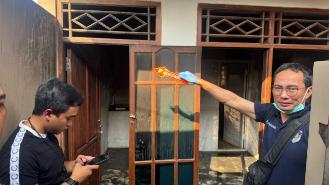 Tim saat lakukan olah tkp penemuan anak yang tewas terbakar di dalam kontrakan tangerang