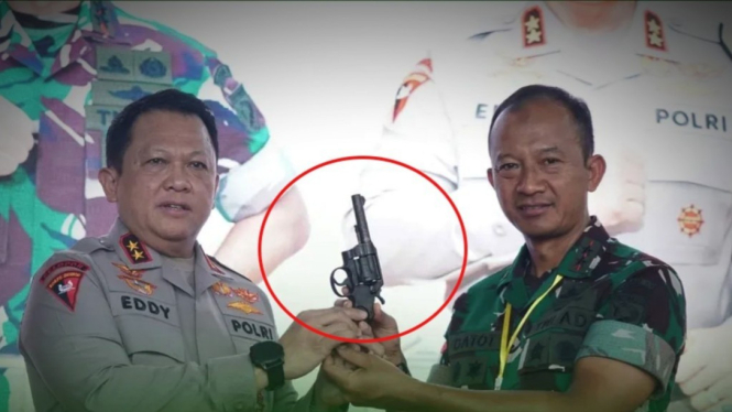 VIVA Militer: Mayjen TNI Putranto serahkan pistol ke Irjen Pol Eddy