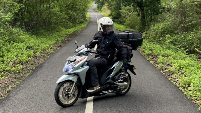 Ilustrasi touring naik motor