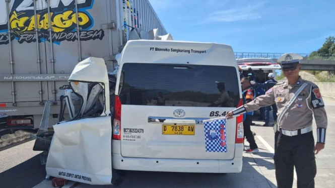 Mobil travel kecelakaan di Tol Cisumdawu Sumedang, 3 orang tewas