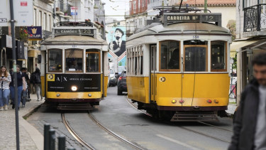 Pasokan listrik di Portugal telah pulih. Trem listrik melaju di Kota Lisbon