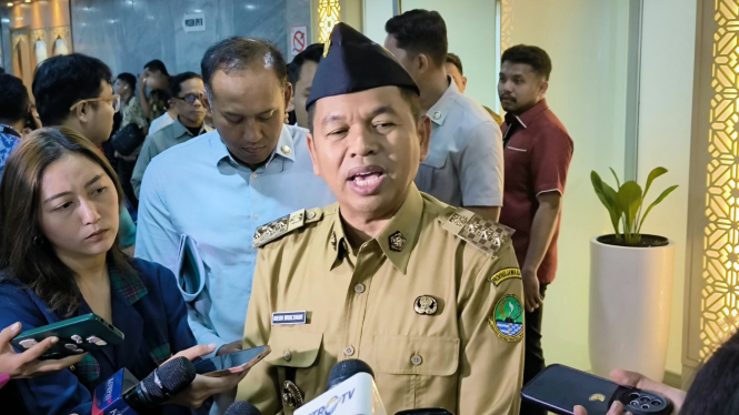 Gubernur Jawa Barat, Dedi Mulyadi di Sela-sela Rapat Bersama Komisi II DPR RI
