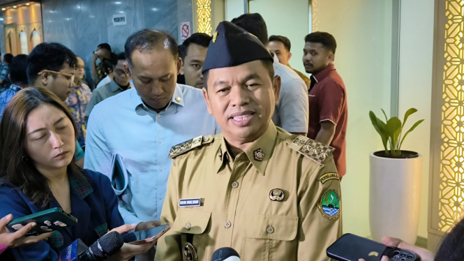 Gubernur Jawa Barat, Dedi Mulyadi di Sela-sela Rapat Bersama Komisi II DPR RI