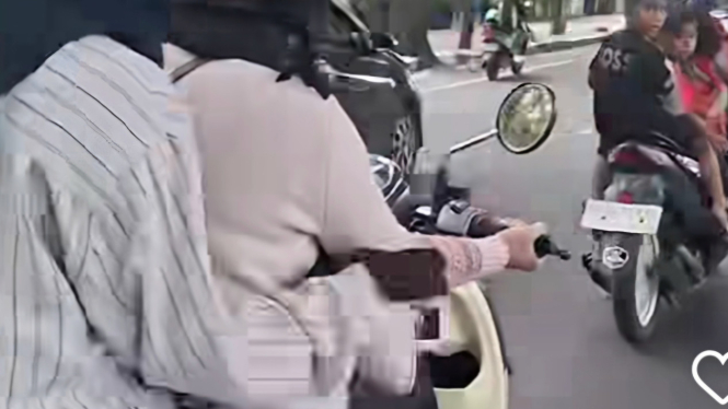 ilustrasi perempuan pegang setang motor tangan terbalik