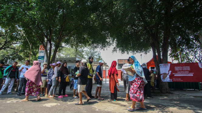 Masyarakat mengantre tebus beras murah