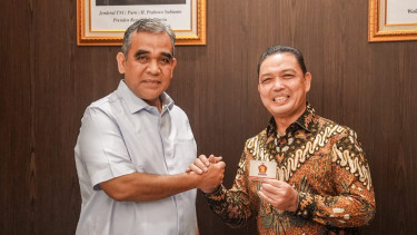 Gubernur Kalimantan Barat, Ria Norsan, resmi bergabung dengan Partai Gerindra. Ia menerima kartu tanda anggota (KTA) yang diserahkan langsung oleh Sekretaris Jenderal Gerindra, Ahmad Muzani, di Jakarta, Selasa (29/4/2025). (Istimewa)