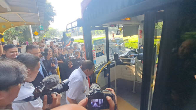 Gubernur Jakarta Pramono Anung naik Transjakarta 