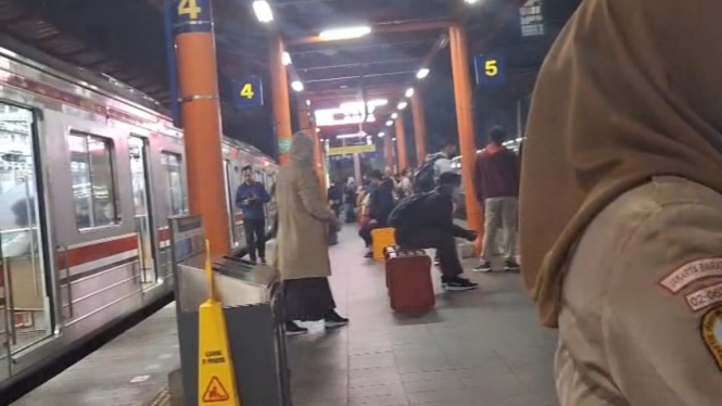 Perjalanan ASN Jakarta naik transportasi umum (Dokumentasi oleh P)
