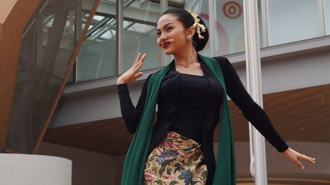 Ariel Tatum mengenakan kebaya hitam menari Jaipong di Jepang