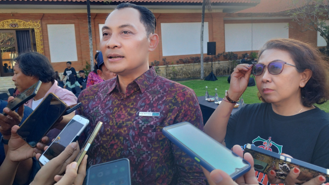 Direktur Utama Gloria Pentasindo Erma Yunita (kanan) dan General Manager The Nusa Dua I Made Agus Dwiatmika (kiri) usai menggelar konferensi pers di Musium Pasifika Nusa Dua