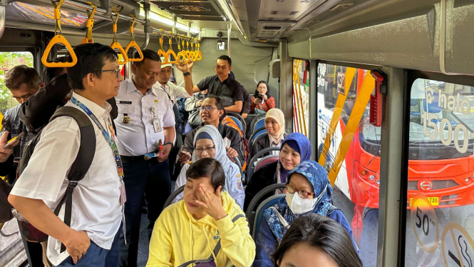 Wali Kota Jakarta Selatan, Munjirin Naik Transjakarta ke Kantornya