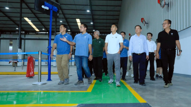 Manajemen PT VKTR Teknologi Mobilitas Tbk (VKTR) saat melakukan site visit di fasilitas assembly PT VKTR Sakti Industries (VKTS) di Magelang, Jawa Tengah, April 2025 (Dok. VKTR)