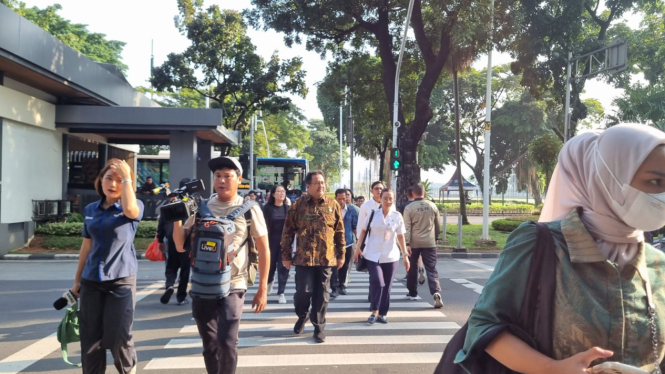 Wakil Gubernur Jakarta Rano Karno usai turun dari Transjakarta (dok. istimewa)