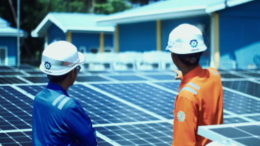 Petugas PLTS Selayar memastikan setiap panel surya berfungsi dengan baik dan siap memasok listrik untuk kebutuhan masyarakat.