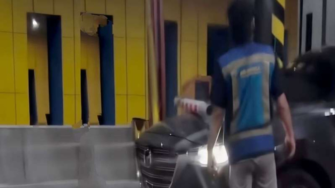 Mobil yang terobos portal gerbang tol Gayamsari Semarang.