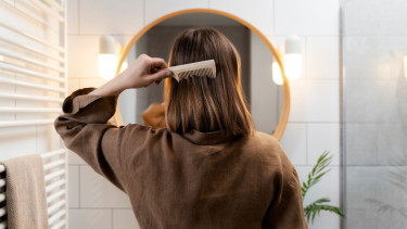 Ilustrasi menyisir rambut, sisir rambut