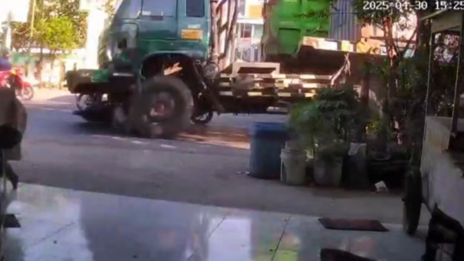 Truk kontainer ugal-ugalan menabrak sepeda motor di Gresik. (Istimewa)