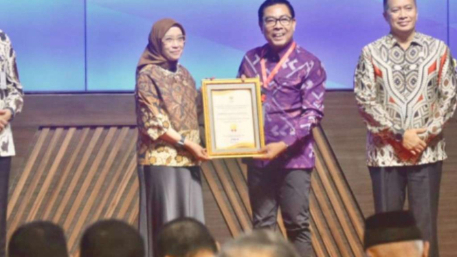  I Kadek Agus Arya Wibawa saat menerima Penghargaan