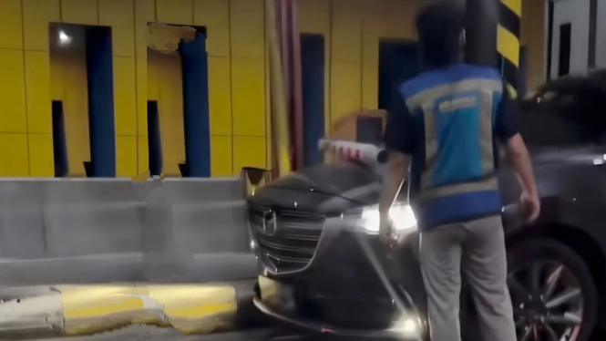 Mobil Mewah Trobos Palang Pintu Tol di Semarang