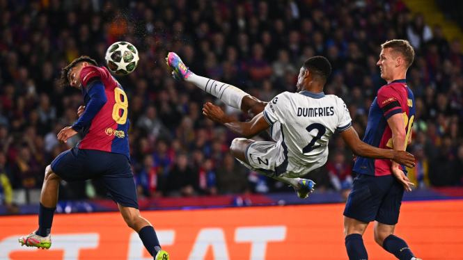 Dumfries cetak gol ke gawang Barcelona