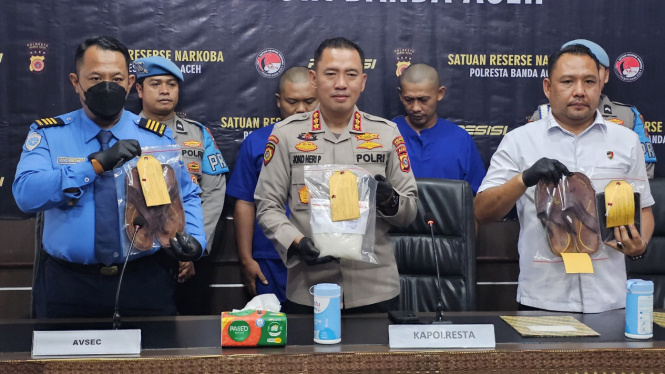 Polisi menunjukkan barang bukti penyelundupan sabu di Bandara SIM Aceh. VIVA/Dani Randi
