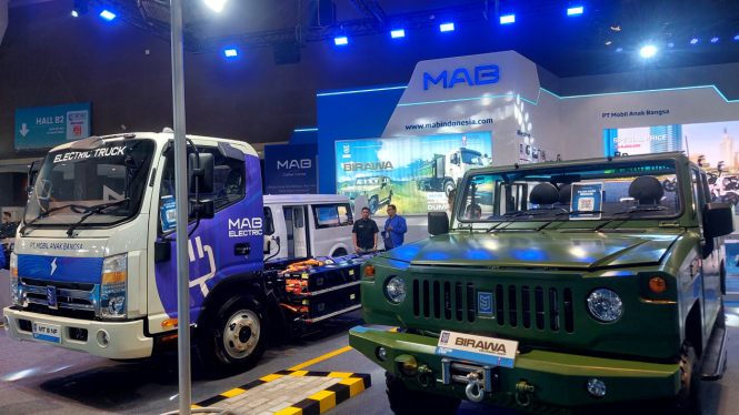 Lineup kendaraan listrik PT MAB di PEVS 2025