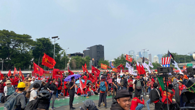 Ribuan buruh yang memperingati Hari Buruh International di Depan Gedung DPR/MPR RI
